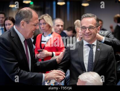 Helsinki, Finnland. 17 Mai, 2019. Heiko Maas (SPD), Außenminister, ist zu Beginn der Sitzung des Ministerkomitees des Europarats in Helsinki von Sergej Lawrow (l), Außenminister von Russland begrüßt. Es wird erwartet, dass der Gipfel in Helsinki wird ein letzter Versuch, die Probleme zwischen dem Europarat und Russland zu lösen. Credit: Kay Nietfeld/dpa/Alamy leben Nachrichten Stockfoto