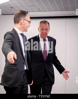 Helsinki, Finnland. 17 Mai, 2019. Heiko Maas (SPD) und Außenminister Sergej Lawrow (r), Außenminister von Russland, für bilaterale Gespräche am Rande der Sitzung des Ministerkomitees des Europarats in Helsinki treffen. Es wird erwartet, dass der Gipfel in Helsinki wird ein letzter Versuch, die Probleme zwischen dem Europarat und Russland zu lösen. Credit: Kay Nietfeld/dpa/Alamy leben Nachrichten Stockfoto