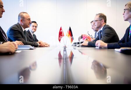 Helsinki, Finnland. 17 Mai, 2019. Heiko Maas (SPD), Außenminister, und Mevlüt Cavusoglu (l), Außenminister der Türkei, wird für bilaterale Gespräche am Rande der Sitzung des Ministerkomitees des Europarats in Helsinki treffen. Es wird erwartet, dass der Gipfel in Helsinki wird ein letzter Versuch, die Probleme zwischen dem Europarat und Russland zu lösen. Credit: Kay Nietfeld/dpa/Alamy leben Nachrichten Stockfoto