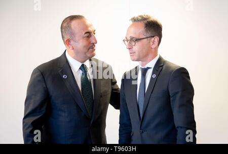 Helsinki, Finnland. 17 Mai, 2019. Heiko Maas (SPD), Außenminister, und Mevlüt Cavusoglu (l), Außenminister der Türkei, wird für bilaterale Gespräche am Rande der Sitzung des Ministerkomitees des Europarats in Helsinki treffen. Es wird erwartet, dass der Gipfel in Helsinki wird ein letzter Versuch, die Probleme zwischen dem Europarat und Russland zu lösen. Credit: Kay Nietfeld/dpa/Alamy leben Nachrichten Stockfoto