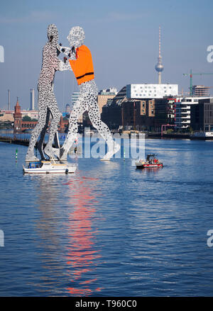 Berlin, Deutschland. 17 Mai, 2019. Aktivisten hängen von der Gestaltungsarbeit Molecule Man von uns Bildhauer Jonathan Borofsky in der Spree und haben eine der Abbildungen auf einer übergroßen Schwimmweste. Sie protestierten gegen die europäische Flüchtlingspolitik. Quelle: Annette Riedl/dpa-Zentralbild/dpa/Alamy leben Nachrichten Stockfoto