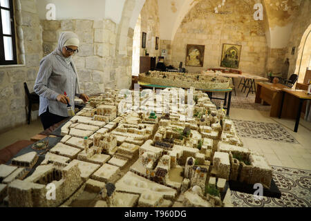 Mai 15, 2019 - Künstler Nora Jardaneh, aus Nablus, entwirft Modelle der Stadt Nablus, in verschiedenen historischen Perioden, die beide in der Antike und Neuzeit. Sie hat die erste alte Siedlung von Tal Balata, der Kanaanäischen Stadt Sichem zurück bis 5000 v. Chr. zurückgehen, und die folgenden Flavia Neapolis ('' die neue Stadt der Kaiser Flavius''), dessen Bau durch den römischen Kaiser Flavius Vespasian bestellt wurde. Nora hat auch produzierten Modelle von Nablus am Ayyuby (Saladin), Mamelucken, und Osmanischen Zeit. Durch ihre Kunstwerke, Nora erzählt die reiche Geschichte der West Bank Stadt N Stockfoto