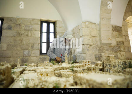 Mai 15, 2019 - Künstler Nora Jardaneh, aus Nablus, entwirft Modelle der Stadt Nablus, in verschiedenen historischen Perioden, die beide in der Antike und Neuzeit. Sie hat die erste alte Siedlung von Tal Balata, der Kanaanäischen Stadt Sichem zurück bis 5000 v. Chr. zurückgehen, und die folgenden Flavia Neapolis ('' die neue Stadt der Kaiser Flavius''), dessen Bau durch den römischen Kaiser Flavius Vespasian bestellt wurde. Nora hat auch produzierten Modelle von Nablus am Ayyuby (Saladin), Mamelucken, und Osmanischen Zeit. Durch ihre Kunstwerke, Nora erzählt die reiche Geschichte der West Bank Stadt N Stockfoto