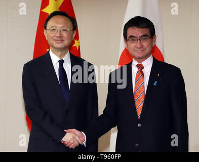 Tokio, Japan. 17 Mai, 2019. Chinesischen obersten Diplomaten und das Politische Büro Mitglied Yang Jiechi (L) rüttelt Hände mit dem japanischen Außenminister Taro Kono vor ihrer Gespraeche bei Kono's Büro in Tokio am Freitag, 17. Mai 2019. Yang ist jetzt in Japan Gespräche mit japanischen Beamten als der chinesische Präsident Xi Jinping halten Japan auf dem G20-Gipfel in Osaka im nächsten Monat besuchen werden. Credit: Yoshio Tsunoda/LBA/Alamy leben Nachrichten Stockfoto