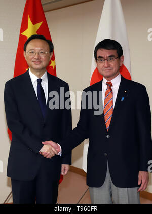 Tokio, Japan. 17 Mai, 2019. Chinesischen obersten Diplomaten und das Politische Büro Mitglied Yang Jiechi (L) rüttelt Hände mit dem japanischen Außenminister Taro Kono vor ihrer Gespraeche bei Kono's Büro in Tokio am Freitag, 17. Mai 2019. Yang ist jetzt in Japan Gespräche mit japanischen Beamten als der chinesische Präsident Xi Jinping halten Japan auf dem G20-Gipfel in Osaka im nächsten Monat besuchen werden. Credit: Yoshio Tsunoda/LBA/Alamy leben Nachrichten Stockfoto
