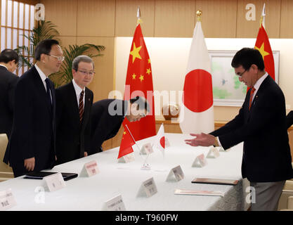 Tokio, Japan. 17 Mai, 2019. Chinesischen obersten Diplomaten und das Politische Büro Mitglied Yang Jiechi (L) rüttelt Hände mit dem japanischen Außenminister Taro Kono vor ihrer Gespraeche bei Kono's Büro in Tokio am Freitag, 17. Mai 2019. Yang ist jetzt in Japan Gespräche mit japanischen Beamten als der chinesische Präsident Xi Jinping halten Japan auf dem G20-Gipfel in Osaka im nächsten Monat besuchen werden. Credit: Yoshio Tsunoda/LBA/Alamy leben Nachrichten Stockfoto