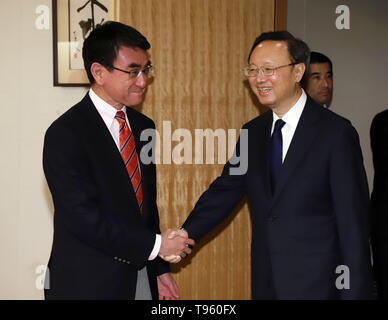 Tokio, Japan. 17 Mai, 2019. Chinesischen obersten Diplomaten und das Politische Büro Mitglied Yang Jiechi (R) schüttelt Hände mit dem japanischen Außenminister Taro Kono vor ihrer Gespraeche bei Kono's Büro in Tokio am Freitag, 17. Mai 2019. Yang ist jetzt in Japan Gespräche mit japanischen Beamten als der chinesische Präsident Xi Jinping halten Japan auf dem G20-Gipfel in Osaka im nächsten Monat besuchen werden. Credit: Yoshio Tsunoda/LBA/Alamy leben Nachrichten Stockfoto