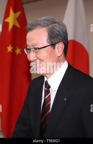 Tokio, Japan. 17 Mai, 2019. Der chinesische Botschafter in Japan Cheng Yonghua nimmt an einem Treffen zwischen dem Chinesischen obersten Diplomaten und das Politische Büro Mitglied Yang Jiechi und japanische Außenminister Taro Kono vor ihrer Gespraeche bei Kono's Büro in Tokio am Freitag, 17. Mai 2019. Cheng wird Japan verlassen in diesem Monat und stellvertretende chinesische Außenminister Kon Xuanyou wird ihm ausgetauscht werden. Credit: Yoshio Tsunoda/LBA/Alamy leben Nachrichten Stockfoto