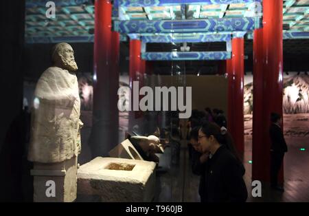 (190517) - Peking, 17. Mai 2019 (Xinhua) - Besucher sehen Exponate auf einer Ausstellung von kulturellen Relikte aus dem Nationalen Museum für Afghanistan im Palace Museum in Peking, der Hauptstadt von China, am 17. März 2017. (Xinhua / Jin Liangkuai) Stockfoto