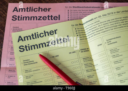 17. Mai 2019, Sachsen, Dresden: Illustration - ein Stift liegt auf einem Stimmzettel für die Briefwahl für die Kommunalwahlen in Sachsen. Foto: Robert Michael/dpa-Zentralbild/dpa Stockfoto