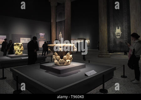 (190517) - Peking, 17. Mai 2019 (Xinhua) - Besucher sehen Exponate auf einer Ausstellung der kulturellen Relikte aus dem Nationalmuseum Afghanistans an der Hunan Museum in Changsha, der Hauptstadt der zentralchinesischen Provinz Hunan, Dez. 29, 2018. (Xinhua / Chen Zeguo) Stockfoto