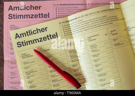 17. Mai 2019, Sachsen, Dresden: Illustration - ein Stift liegt auf einem Stimmzettel für die Briefwahl für die Kommunalwahlen in Sachsen. Foto: Robert Michael/dpa-Zentralbild/dpa Stockfoto