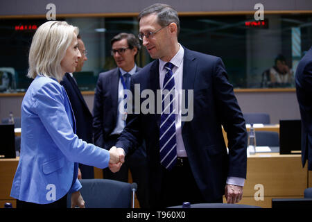 Brüssel, Belgien. 17. Mai 2019. Finanzminister von Ungarn Mihaly Varga kommt in einen Rat "Wirtschaft und Finanzen" an den Europäischen Rat Sitz zu sorgen. Credit: ALEXANDROS MICHAILIDIS/Alamy leben Nachrichten Stockfoto