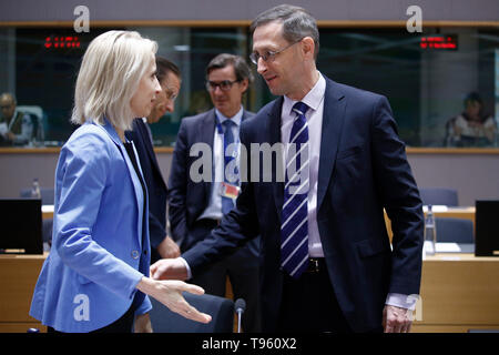 Brüssel, Belgien. 17. Mai 2019. Finanzminister von Ungarn Mihaly Varga kommt in einen Rat "Wirtschaft und Finanzen" an den Europäischen Rat Sitz zu sorgen. Credit: ALEXANDROS MICHAILIDIS/Alamy leben Nachrichten Stockfoto