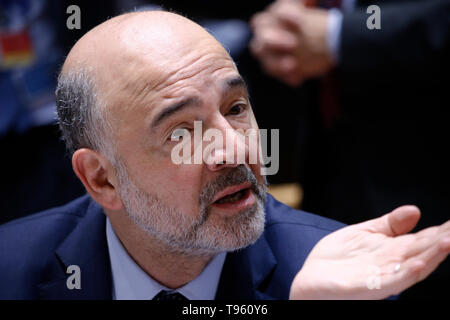 Brüssel, Belgien. 17. Mai 2019. Eu-Kommissar Pierre MOSCOVICI kommt in einen Rat "Wirtschaft und Finanzen" an den Europäischen Rat Sitz zu sorgen. Credit: ALEXANDROS MICHAILIDIS/Alamy leben Nachrichten Stockfoto