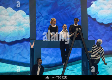 Tel Aviv, Israel. 16. Mai, 2019. Leonora von Dänemark führt auf der Bühne im zweiten Halbfinale des Eurovision Song Contest 2019. Credit: Ilia Yefimovich/dpa/Alamy leben Nachrichten Stockfoto