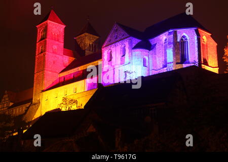 Quedlinburg, Deutschland. 16. Mai, 2019. Bis 19.05.2019, Quedlinburg Palast und die Stiftskirche St. Servatius in Quedlinburg wird erstrahlen in farbiges Licht. Das Projekt Hochkultur trifft Lichtkultur bietet eine Stadt Festival zu Ehren von Heinrich habe ich am Wochenende. wer der erste deutsche König wurde 1100 Jahre vor. Das Festival gefeiert wird mit einer Vielzahl von Veranstaltungen. Credit: Matthias Bein/dpa-Zentralbild/ZB/dpa/Alamy leben Nachrichten Stockfoto