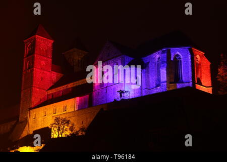 Quedlinburg, Deutschland. 16. Mai, 2019. Bis 19.05.2019, Quedlinburg Palast und die Stiftskirche St. Servatius in Quedlinburg wird erstrahlen in farbiges Licht. Das Projekt Hochkultur trifft Lichtkultur bietet eine Stadt Festival zu Ehren von Heinrich habe ich am Wochenende. wer der erste deutsche König wurde 1100 Jahre vor. Das Festival gefeiert wird mit einer Vielzahl von Veranstaltungen. Credit: Matthias Bein/dpa-Zentralbild/ZB/dpa/Alamy leben Nachrichten Stockfoto