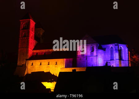 Quedlinburg, Deutschland. 16. Mai, 2019. Bis 19.05.2019, Quedlinburg Palast und die Stiftskirche St. Servatius in Quedlinburg wird erstrahlen in farbiges Licht. Das Projekt Hochkultur trifft Lichtkultur bietet eine Stadt Festival zu Ehren von Heinrich habe ich am Wochenende. wer der erste deutsche König wurde 1100 Jahre vor. Das Festival gefeiert wird mit einer Vielzahl von Veranstaltungen. Credit: Matthias Bein/dpa-Zentralbild/ZB/dpa/Alamy leben Nachrichten Stockfoto