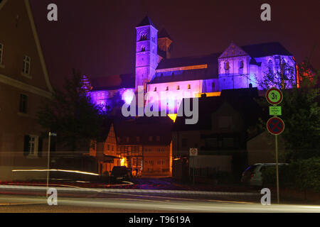 Quedlinburg, Deutschland. 16. Mai, 2019. Bis 19.05.2019, Quedlinburg Palast und die Stiftskirche St. Servatius in Quedlinburg wird erstrahlen in farbiges Licht. Das Projekt Hochkultur trifft Lichtkultur bietet eine Stadt Festival zu Ehren von Heinrich habe ich am Wochenende. wer der erste deutsche König wurde 1100 Jahre vor. Das Festival gefeiert wird mit einer Vielzahl von Veranstaltungen. Credit: Matthias Bein/dpa-Zentralbild/ZB/dpa/Alamy leben Nachrichten Stockfoto