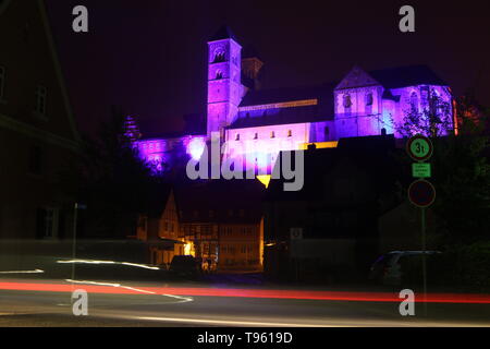 Quedlinburg, Deutschland. 16. Mai, 2019. Bis 19.05.2019, Quedlinburg Palast und die Stiftskirche St. Servatius in Quedlinburg wird erstrahlen in farbiges Licht. Das Projekt Hochkultur trifft Lichtkultur bietet eine Stadt Festival zu Ehren von Heinrich habe ich am Wochenende. wer der erste deutsche König wurde 1100 Jahre vor. Das Festival gefeiert wird mit einer Vielzahl von Veranstaltungen. Credit: Matthias Bein/dpa-Zentralbild/ZB/dpa/Alamy leben Nachrichten Stockfoto