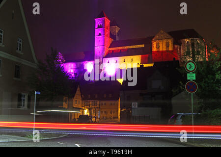 Quedlinburg, Deutschland. 16. Mai, 2019. Bis 19.05.2019, Quedlinburg Palast und die Stiftskirche St. Servatius in Quedlinburg wird erstrahlen in farbiges Licht. Das Projekt Hochkultur trifft Lichtkultur bietet eine Stadt Festival zu Ehren von Heinrich habe ich am Wochenende. wer der erste deutsche König wurde 1100 Jahre vor. Das Festival gefeiert wird mit einer Vielzahl von Veranstaltungen. Credit: Matthias Bein/dpa-Zentralbild/ZB/dpa/Alamy leben Nachrichten Stockfoto