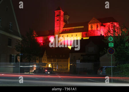 Quedlinburg, Deutschland. 16. Mai, 2019. Bis 19.05.2019, Quedlinburg Palast und die Stiftskirche St. Servatius in Quedlinburg wird erstrahlen in farbiges Licht. Das Projekt Hochkultur trifft Lichtkultur bietet eine Stadt Festival zu Ehren von Heinrich habe ich am Wochenende. wer der erste deutsche König wurde 1100 Jahre vor. Das Festival gefeiert wird mit einer Vielzahl von Veranstaltungen. Credit: Matthias Bein/dpa-Zentralbild/ZB/dpa/Alamy leben Nachrichten Stockfoto