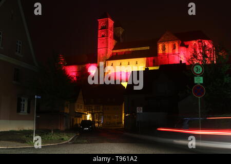 Quedlinburg, Deutschland. 16. Mai, 2019. Bis 19.05.2019, Quedlinburg Palast und die Stiftskirche St. Servatius in Quedlinburg wird erstrahlen in farbiges Licht. Das Projekt Hochkultur trifft Lichtkultur bietet eine Stadt Festival zu Ehren von Heinrich habe ich am Wochenende. wer der erste deutsche König wurde 1100 Jahre vor. Das Festival gefeiert wird mit einer Vielzahl von Veranstaltungen. Credit: Matthias Bein/dpa-Zentralbild/ZB/dpa/Alamy leben Nachrichten Stockfoto