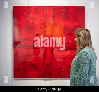 Opera Gallery, New Bond Street, London, UK. 17. Mai 2019. Organisiert in Zusammenarbeit mit der Italienischen Botschaft in London, die Ausstellung umfasst 40 iconic Leinwände von Lucio Fontana, Agostino Bonalumi und Enrico Castellani unter anderem Klopfen in die beispiellose Aufmerksamkeit italienischen Nachkriegskunst derzeit empfängt. Bild: Marcello Lo Giudice. Eden Rot, 2015. Credit: Malcolm Park/Alamy Leben Nachrichten. Stockfoto