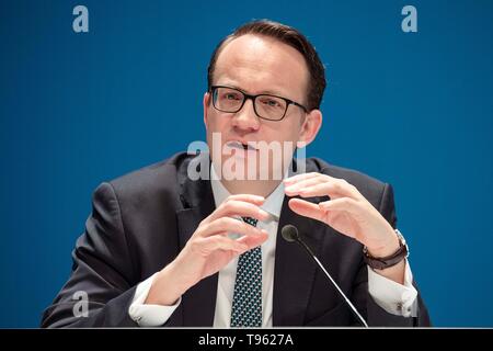 Markus KREBBER (GER), CFO, RWE, Porträt, Reden, schaut direkt in die Kamera, Geste, Gestik; jährliche Pressekonferenz der RWE AG am 14.03.2019 in Essen | Verwendung weltweit Stockfoto