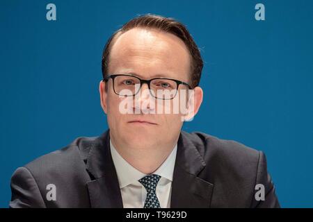 Markus KREBBER (GER), CFO, RWE, Portraet, schaut direkt in die Kamera; jährliche Pressekonferenz der RWE AG am 14.03.2019 in Essen | Verwendung weltweit Stockfoto