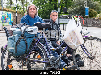 Crosshaven, Cork, Irland. 17 Mai, 2019. Peter McLeod braucht Zeit, von zu Hause aus, seine Nachrichten mit seinem alten Schulfreund Albert Murphy, Chat, auf dem Dorfplatz von Crosshaven, Co Cork, Irland. Quelle: David Creedon/Alamy leben Nachrichten Stockfoto