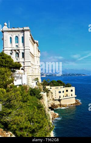 Das Ozeanographische Museum von Monaco im Vordergrund, mit einem malerischen Blick auf die umliegenden französischen Riviera Küste im Hintergrund. Stockfoto