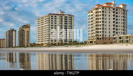 Luxury Oceanfront Condominiums entlang Jacksonville Strand im Nordosten von Florida. (USA) Stockfoto