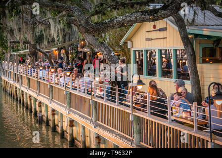 Waterfront sunset Dining am Intracoastal Waterway an Caps auf dem Wasser in St. Augustine, Florida. (USA) Stockfoto