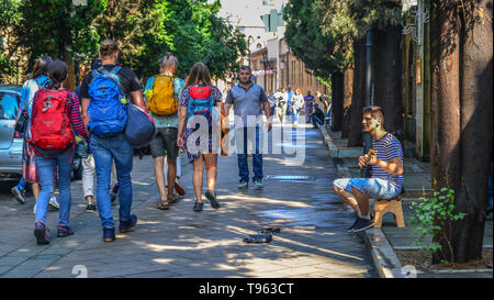 Tiflis, Georgien - 23.September 2018. Straßenmusiker mit Touristen in der Altstadt von Tiflis, Georgien. Stockfoto