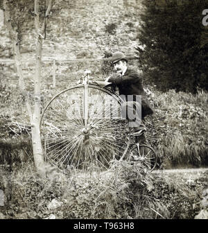 Ein antikes Fahrrad; Amerikanische; über 1891. Die penny-farthing, auch als hohe Rad, hohe Wheeler und gewöhnlichen bekannt, ist eine Art von Fahrrad mit einem großen Vorderrad und ein viel kleineres Hinterrad. Es wurde nach dem "boneshaker", bis die Entwicklung der Sicherheit Fahrrad in den 1880er Jahren. Es war die erste Maschine, eine "Fahrrad aufgerufen werden.' Stockfoto