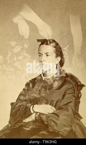 Frau mit Waffen eines "Spirit" über ihrem Kopf sitzt, zwischen 1862 - 1875. Eiklar silber Drucken von William H. Mumler (American, 1832 - 1884), Boston, Massachusetts, United States erstellt. Geist Fotografie wurde geglaubt, Bilder von Geistern und anderen spirituellen Wesen zu erfassen. Es war besonders beliebt im 19. Jahrhundert, der zuerst von William H. Mumler in den 1860er Jahren verwendet. Stockfoto