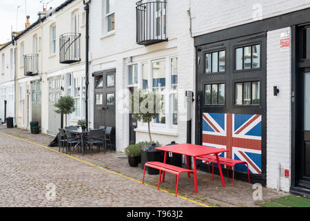 Kleine Bäume und Sträucher in den Behältern außerhalb Häuser in Cranley Mews, South Kensington, SW7, London. England Stockfoto