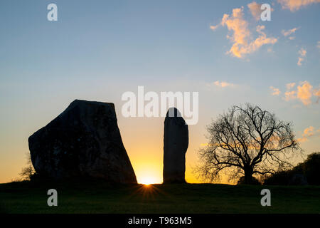 So Steine in Avebury Stone Circle im Frühjahr bei Sonnenaufgang. Avebury, Wiltshire, England. Silhouette Stockfoto