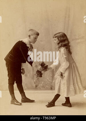 Junge Verbeugung und präsentiert einen Strauß zu einem curtseying, junges Mädchen. George H. Hastings, Fotograf (Amerikanische, ca. 1849 - 1931). Eiklar Silber drucken, 1880. Stockfoto