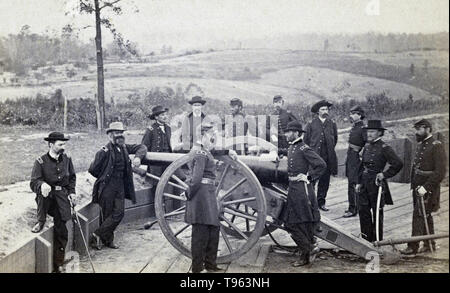 General Sherman und Personal vor Atlanta, 19. Juli 1864. Mathew B. Brady, Fotograf (Amerikanische, ca. 1823 - 1896). Eiklar Silber drucken. William Tecumseh Sherman (1820-1891) war ein US-amerikanischer General der Unionsarmee während des Amerikanischen Bürgerkriegs (1861-65), für die er die Anerkennung für seine hervorragende Befehl der militärischen Strategie eingegangen sind, sowie Kritik für die Härte der Politik der verbrannten Erde", dass er bei der Durchführung von totaler Krieg gegen die Konföderierten Staaten umgesetzt. Stockfoto