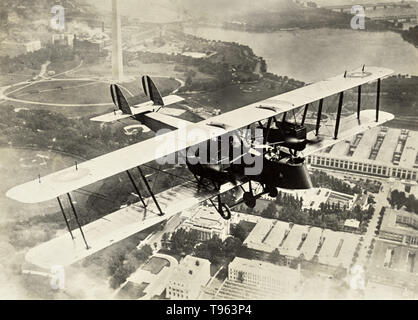 Fliegende Flugzeug über Washington D.C. Fedele Albert (Italienisch, 1895 - 1930); Washington, District of Columbia, USA; 1914 - 1929; Silbergelatineabzug. Stockfoto