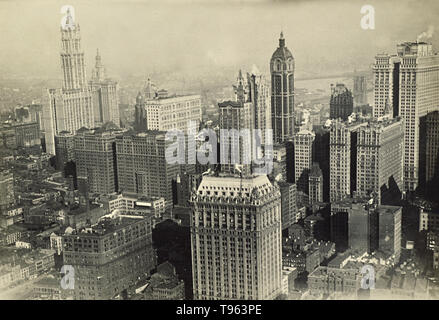 Antenne der New Yorker Financial District, zeigt das Woolworth Building in ganz links. Die Brooklyn Bridge kann in der Ferne zu sehen ist. Fedele Albert (Italienisch, 1895 - 1930); Italien; 1914 - 1929; Silbergelatineabzug. Stockfoto