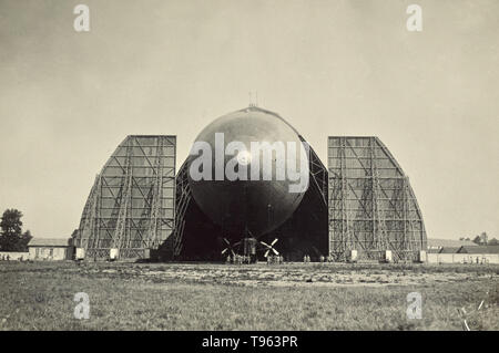 Blimp aus aufhängevorrichtung. Fedele Albert (Italienisch, 1895 - 1930), Mailand, Italien; 1914 - 1929; Silbergelatineabzug. Luftschiffe wurden während des Ersten Weltkriegs als Bomber und Pfadfinder verwendet. Stockfoto