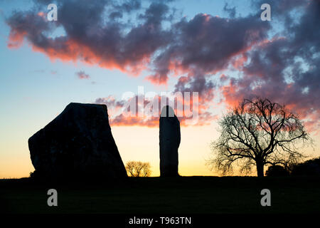 So Steine in Avebury Stone Circle im Frühjahr bei Sonnenaufgang. Avebury, Wiltshire, England. Silhouette Stockfoto