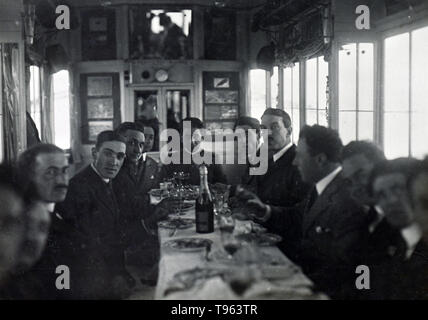 Männer um einen Tisch in einem Blimp Gondel sitzen. Fedele Albert (Italienisch, 1895 - 1930); Italien; 1914 - 1929; Silbergelatineabzug. Stockfoto