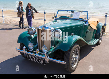 1953 MG TD Sport Modell exportieren auf Anzeige an der Küste von Weymouth Beach, Dorset Großbritannien im Mai Stockfoto