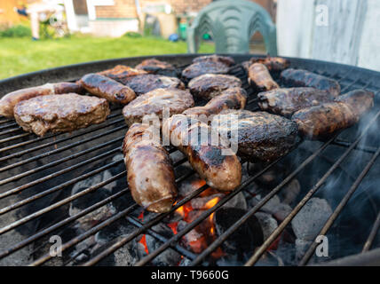 Wurst und Burger Kochen mit Grill Stockfoto