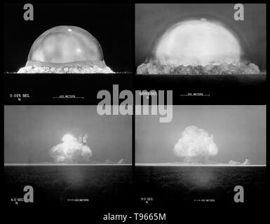 Trinity war der Code Name der ersten Detonation einer Atombombe. Dieser Test wurde durch die US-Armee am 16. Juli 1945 durchgeführt, in der Jornada Del Muerto Wüste, etwa 35 Kilometer südöstlich von Socorro, New Mexico, im neuen White Sands Proving Ground, die die Alamogordo Bombardierung und schießwesen Bereich integriert. Das Datum der Prüfung ist in der Regel als Beginn des atomaren Zeitalters zu werden. Trinity war ein Test von einer Implosion - Design plutonium Gerät. Stockfoto